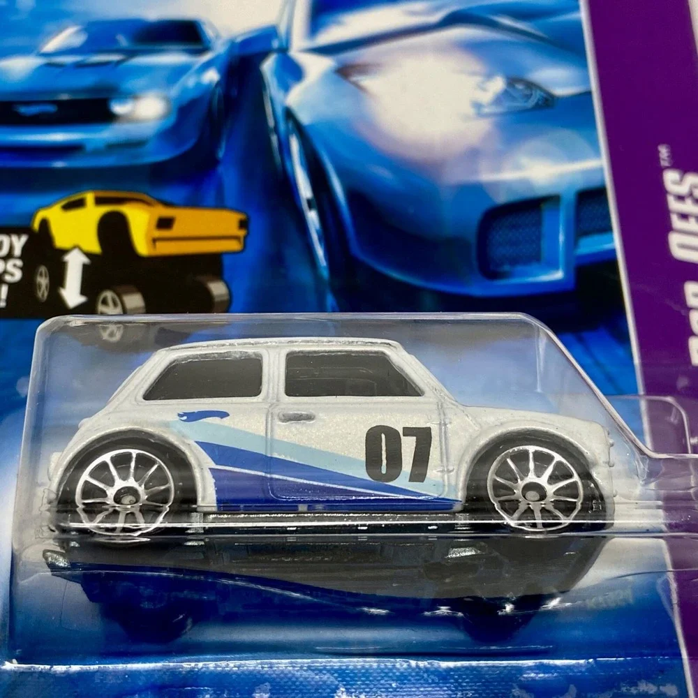 Hot Wheels Mini Morris Pop-Offs 01 of 04 Die-cast 1:64 Model Car Vintage 2006